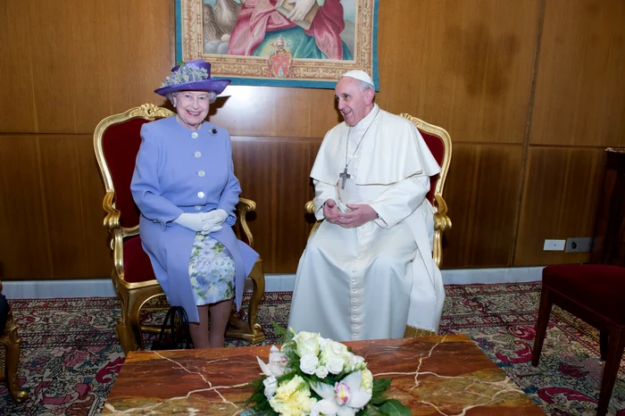 Regina Elisabeta și Papa Francisc GettyImages 482303191 jpg