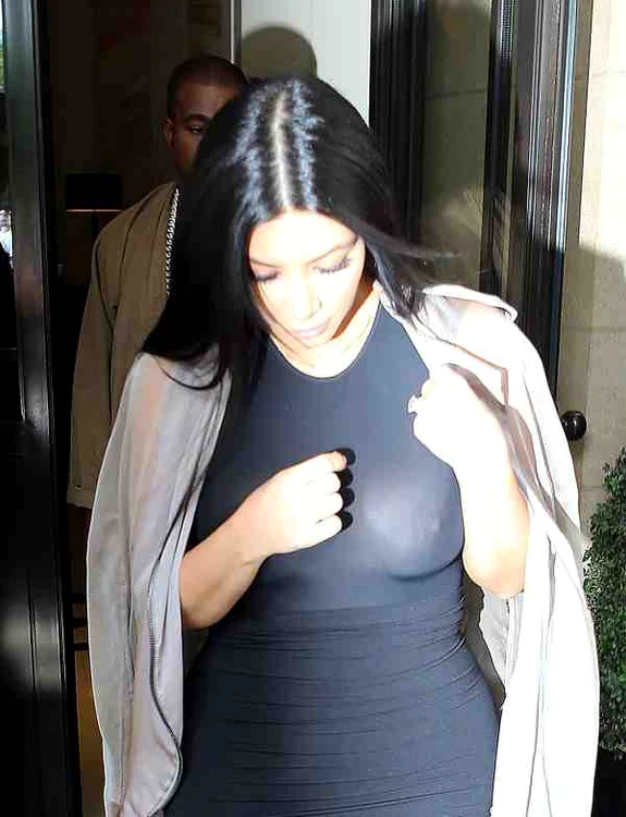 Kim Kardashian și-a lăsat sutienul acasă și și-a expus sfârcurile, într-o rochie extrem de transparentă. Vedeta s-a îngrășat puțin din cauza sarcinii.