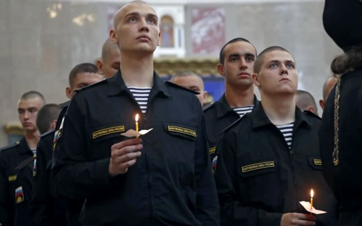 Tineri marinari asistând la o slujbă oficiată în memoria colegilor lor decedaţi la bordul unui submarin AS-12 FOTO EPA-EFE