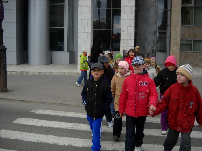 Începerea şcolii aglomerează atât traficul pietonal, cât şi cel rutier FOTO Adevărul
