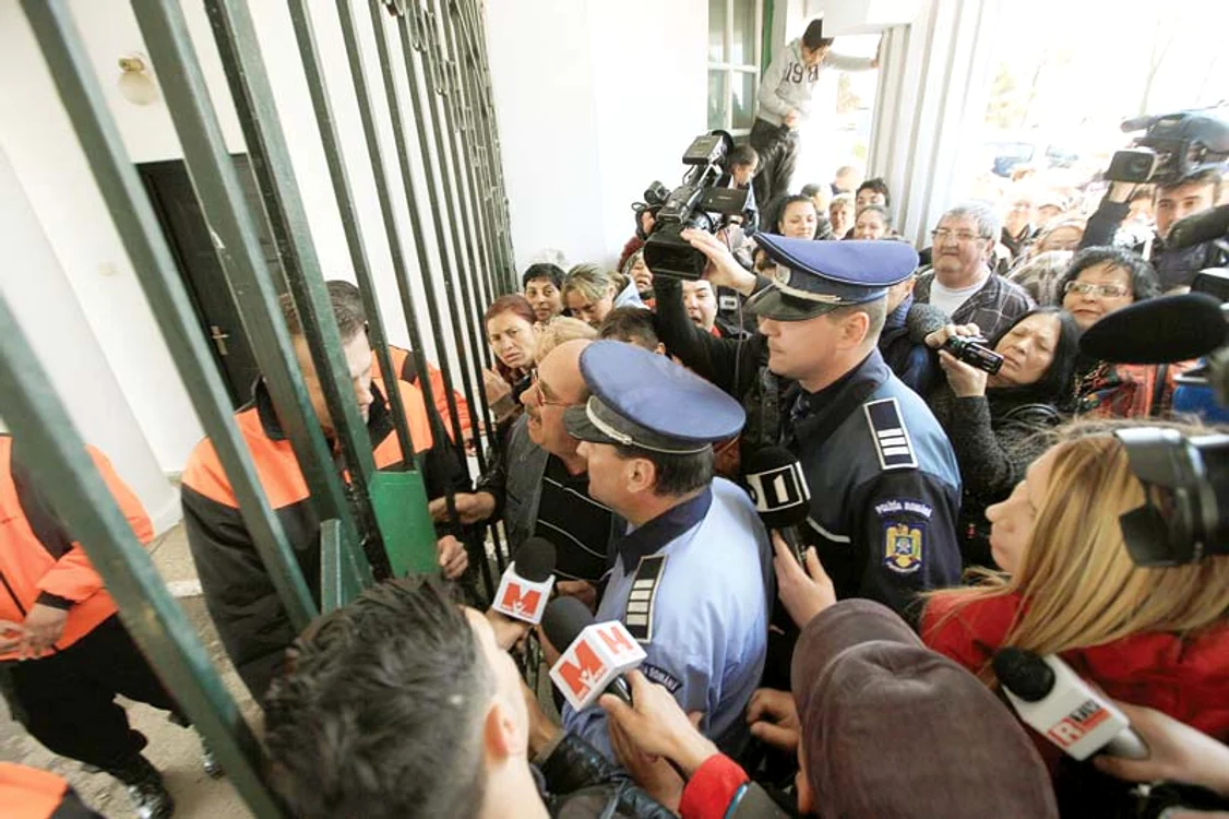 
    Doar echipajele de poliţie au reuşit  să ţină situaţia sub controlFoto: Roberto Sălceanu  