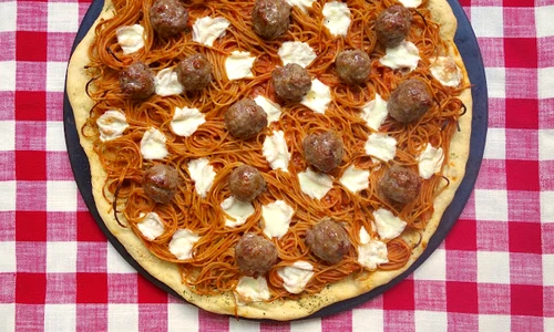 pizza cu carnati si chiftelute jpeg