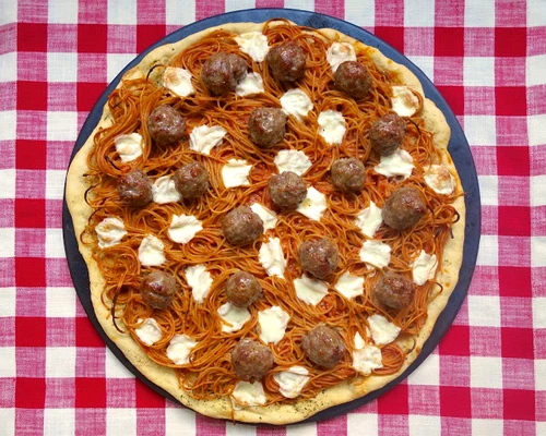 pizza cu carnati si chiftelute jpeg