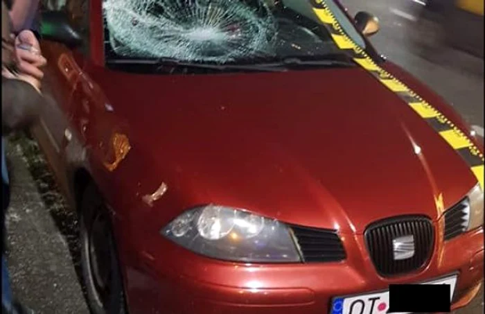 Tinerii care au fost martori la accident au postat pe Facebook fotografii de la faţa locului FOTO: Facebook/ Slatina lui Emil Moţ