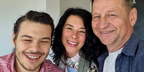 Carol Mărginean studentul ULBS cu dizabilități care a terminat Dreptul cu 10, alături de părinți Foto Direcția de Asistență Socială Deva