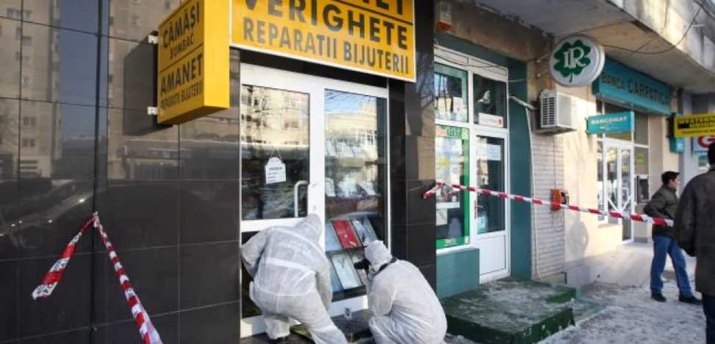 Hoţii au fost prinşi imediat ce au dat atacul la casa de amanet FOTO arhivă Adevărul