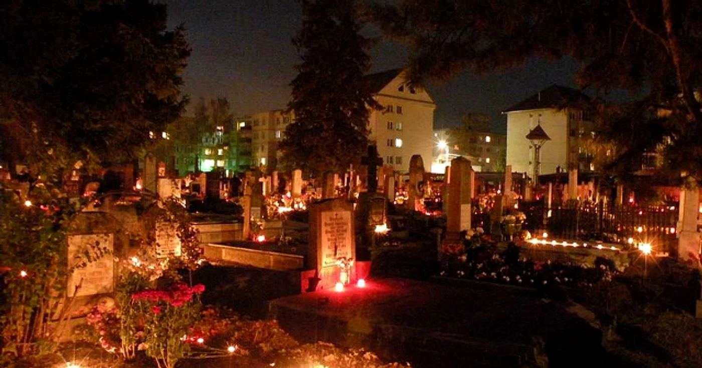 Masca este obligatorie şi în cimitire FOTO Adevărul