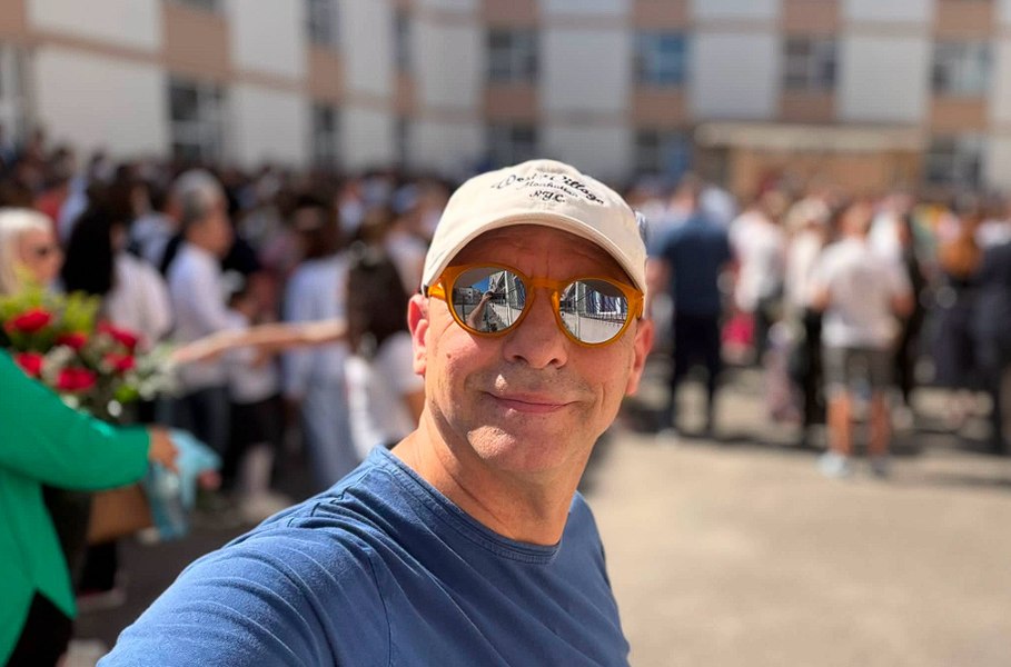 Dan Negru, mesaj controversat la început de an școlar. Prezentatorul, revoltat de un obicei păstrat de zeci de ani în școli: „O pedeapsă militară”