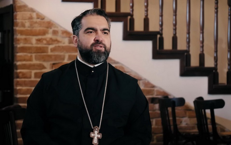 Preotul Ciprian Mega, reținut pentru incendierea propriei mașini. Acuzațiile formulate în urma perchezițiilor domiciliare