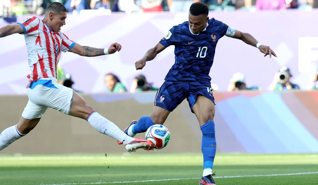 Kylian Mbappé (dreapta), unul dintre cei mai buni fotbaliști ai lumii (FOTO: EPA)