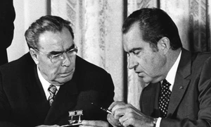 Încetiniţi, curbă periculoasă! Nixon şi Brejnev, iunie 1973 jpeg