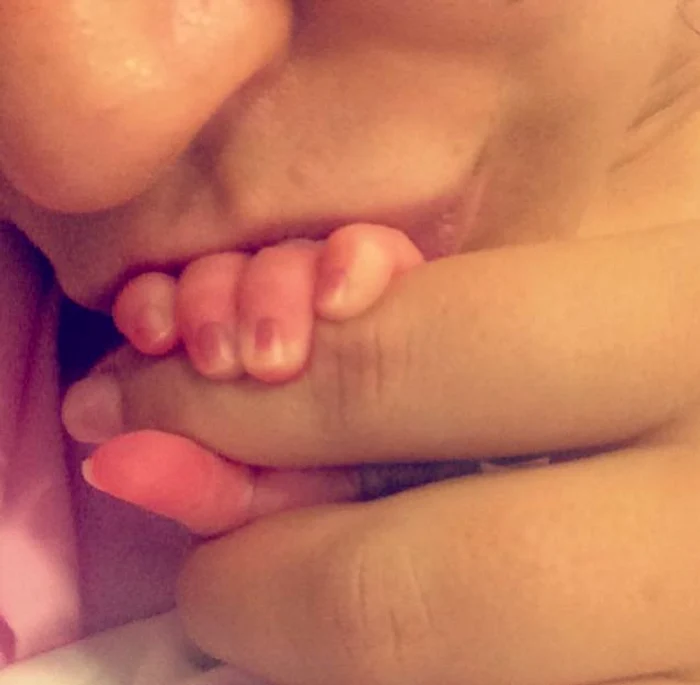 Sărutul Andreei Mantea pe mânuţa fiului ei arată cât de mult îşi iubeşte aceasta copilul