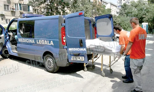 Trupul neînsufleţit al bărbatului  a fost preluat de Institutul  de Medicină Legală (Fotografii: Florin Şuler) jpeg