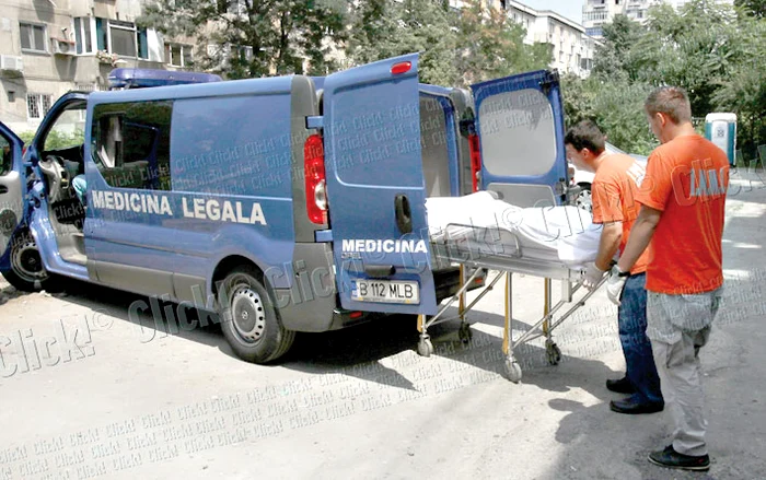 Trupul neînsufleţit al bărbatului a fost preluat de Institutul de Medicină Legală (Fotografii: Florin Şuler)