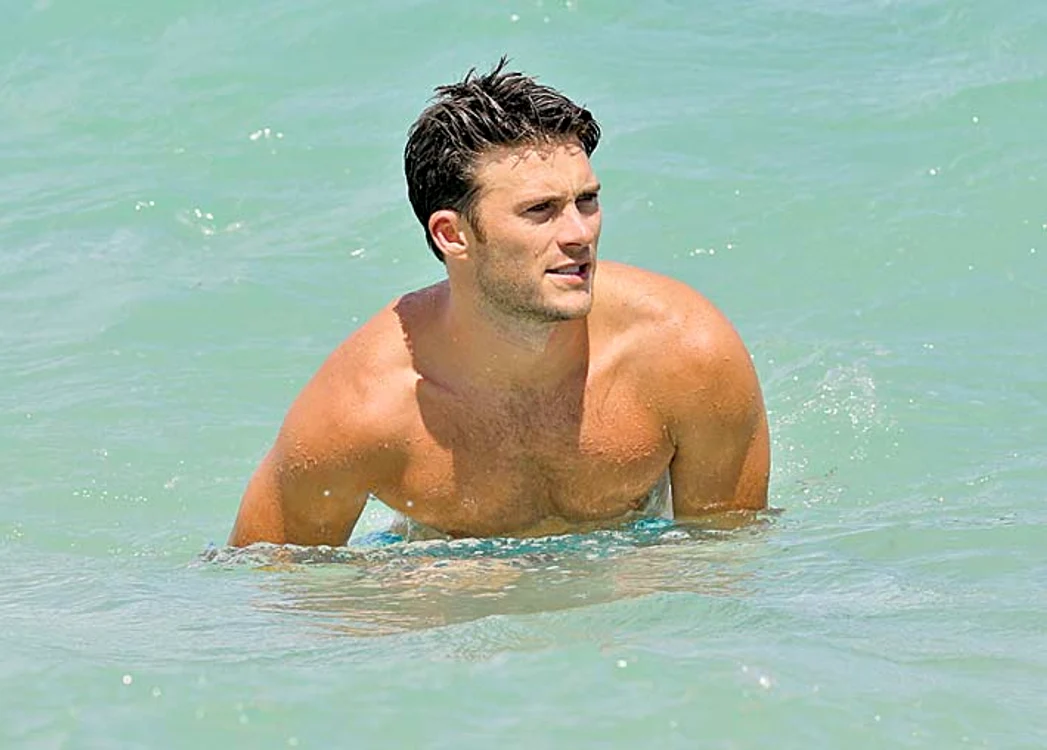Scott Eastwood s-a bălăcit în valuri la Miami