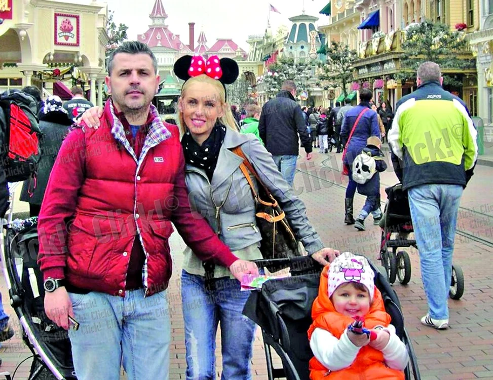 
    Andreea, Sorin şi micuţa Maria Sofia  s-au distrat de minune la Paris  