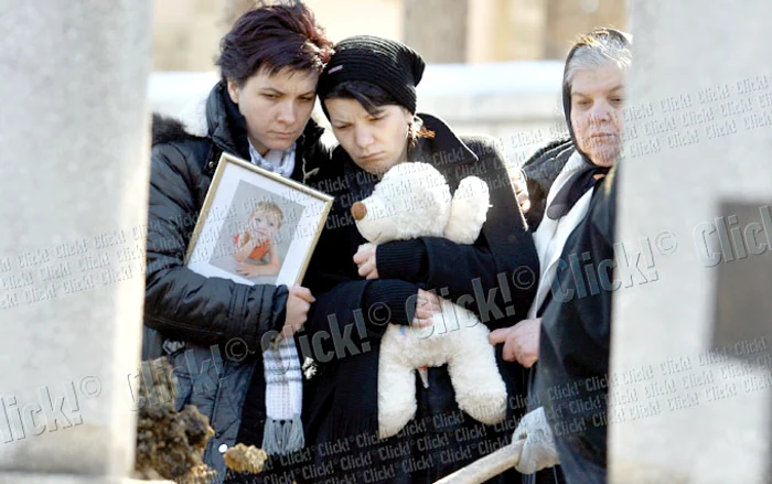 Mama fetiţei ucise  a venit la înmormântare  cu ursuleţul Alexandrei  în braţe