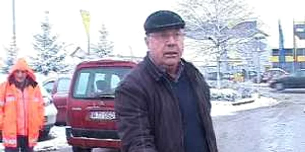 Primarul Ion Dumitru arată pietrele care au fost împrăştiate pe carosabil 