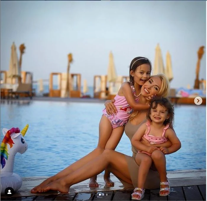 Echipa feminină de spadă a României, formată din Ana Maria Brânză, Simona Pop, Maria Udrea şi Raluca Sbârcia