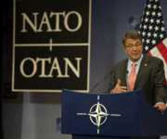 Ash Carter, şeful Pentagonului, în timpul conferinţei de presă de la Cartierul General al NATO (FOTO U.S. Department of Defense)