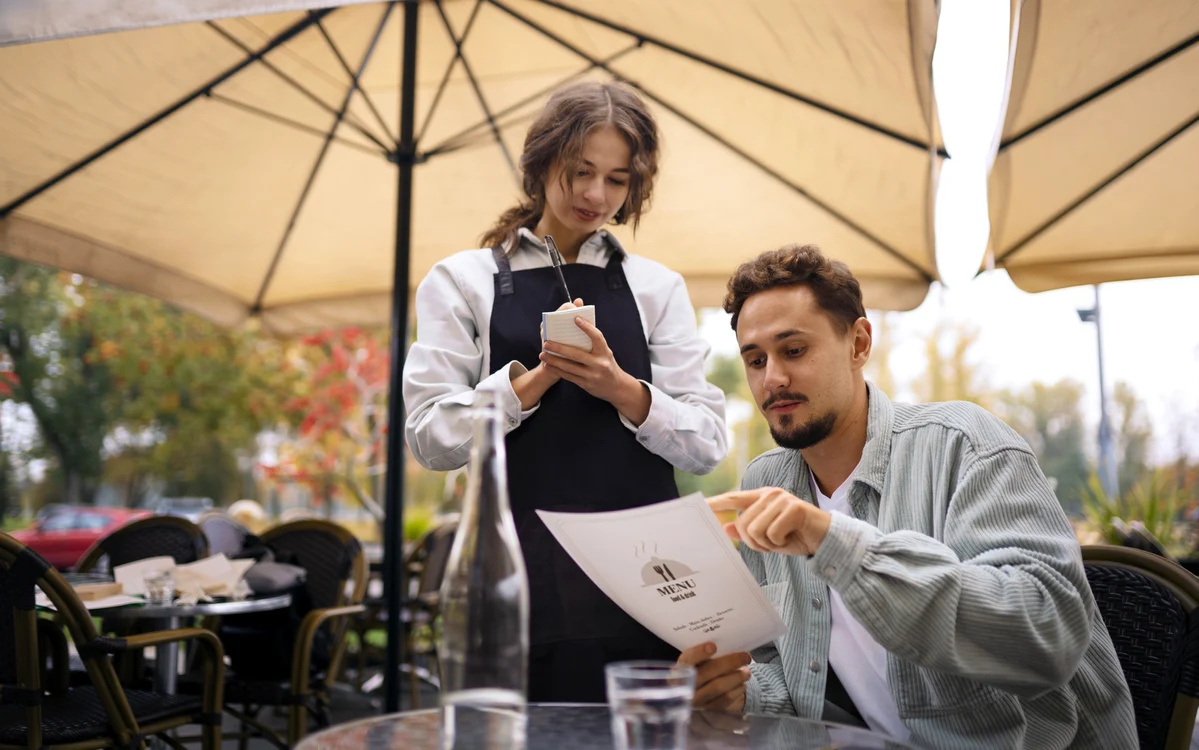 Meserria de ospătar este populară în ofertele de joburi sezoniere. Foto: Freepik.com