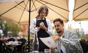 Meseia de ospătar, căutată atât în România cât și în Occident pe timp de vara  Freepik com jpg
