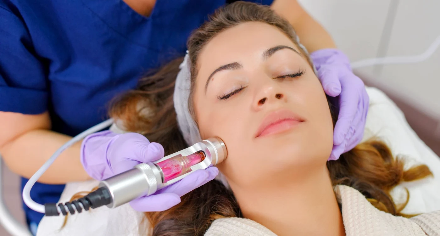 O femeie la terapia anti îmbătrânire
