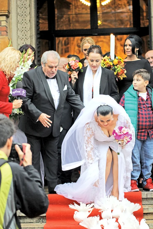 Regina muzicii lăutăreşti, Cornelia Catanga, renunţă la decolteul sexy pentru un sac de banifotografii: caps