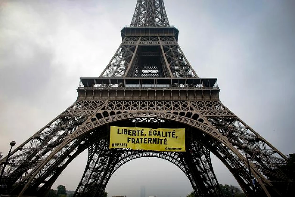 Banderola anti-Le Pen desfăsurata de Greenpeace pe Turnul Eiffel FOTO focus.de