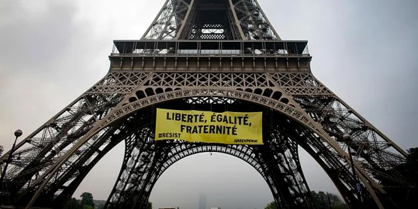 Banderola anti-Le Pen desfăsurata de Greenpeace pe Turnul Eiffel FOTO focus.de
