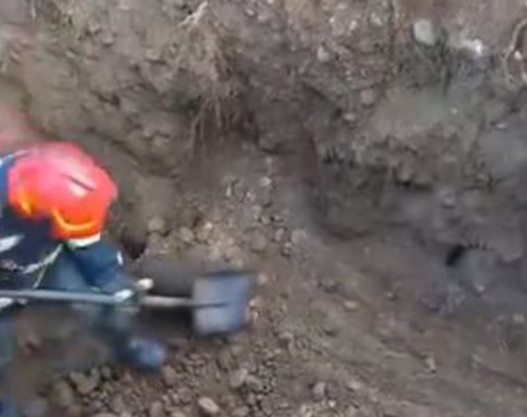 Intervenție de patru ore a pompierilor pentru salvarea unei cățelușe captive într-o conductă de deversare VIDEO