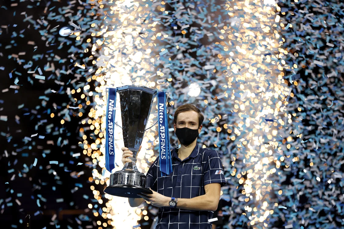 
    Danil Medvedev a ridicat trofeul în O2 ArenaFoto: Guliver / GettyImages  