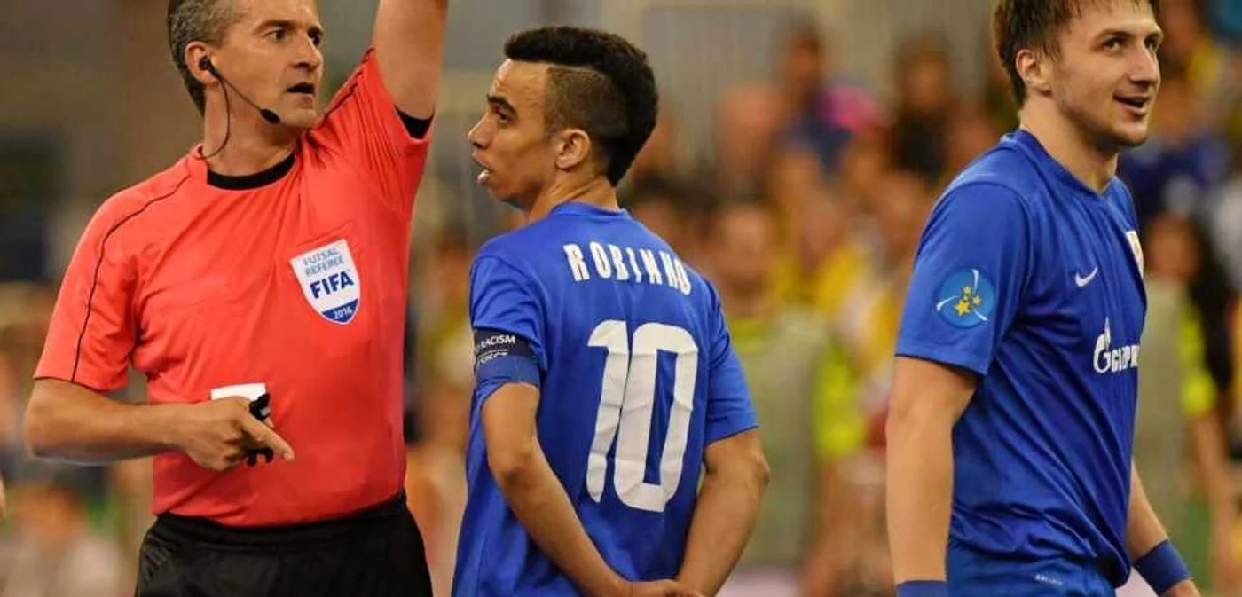 Bogdan Sorescu, în timpul unui meci important pe care l-a arbitrat FOTO: frf.ro