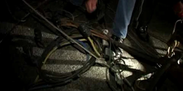 Bărbatul a încercat să scoată un cablu din pământ. 