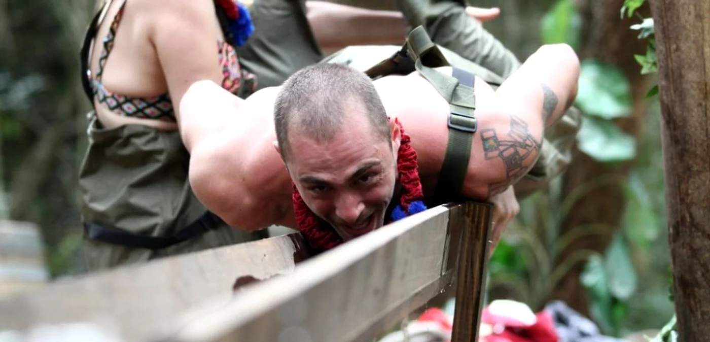 Vladimir
Drăghia a fost, în permanenţă, înconjurat de fete, imediat ce a
intrat în tabără „Sunt celebru, scoate-mă de aici!“ FOTO Pro
TV
