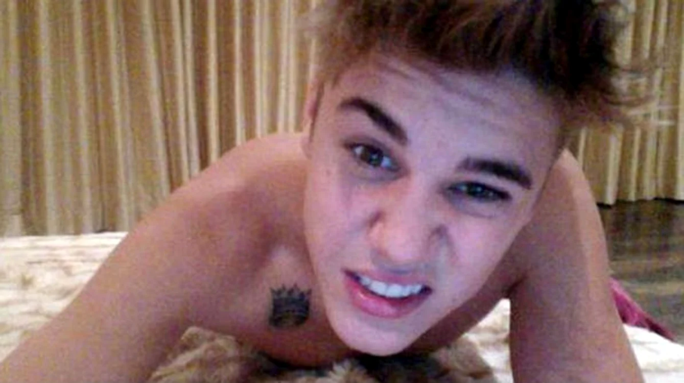 
    Justin Bieber şi-a făcut un nou tatuaj (foto:Twitter)  