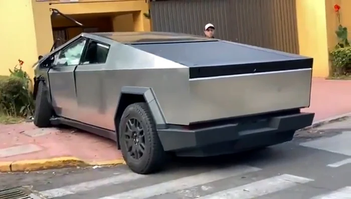 Modelul Cybertruck, implicat în accidentul mai ușor din Mexic. Sursă foto: Captură video