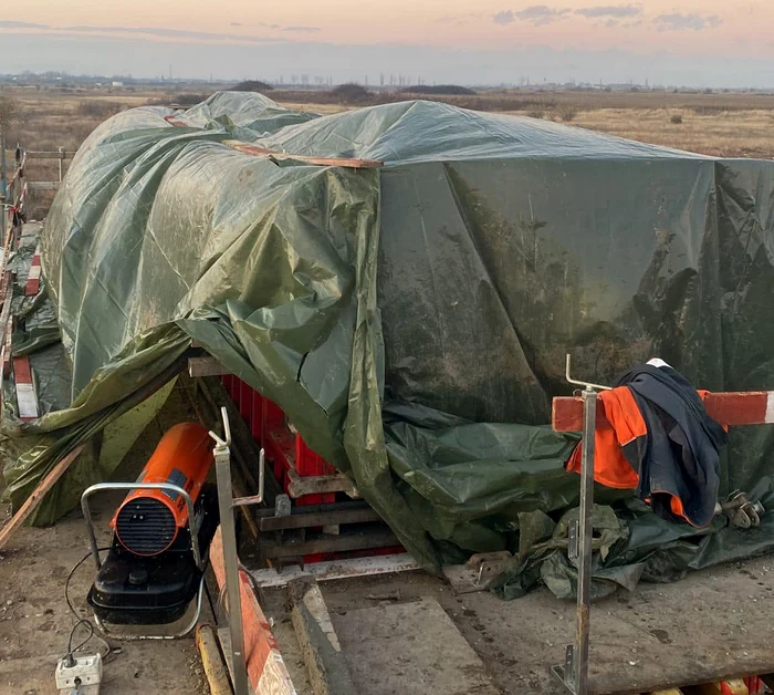 Tunuri cu aer cald și iluminat nocturn pe Autostrada Moldovei A7. FOTO Ionel Scrioșteanu