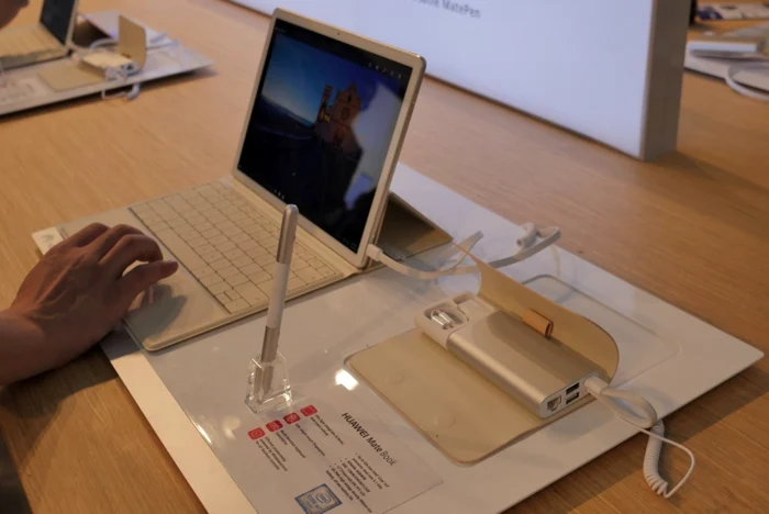 Huawei MateBook are şi un dock special pentru alte porturi. FOTO Răzvan Băltăreţu/Adevărul