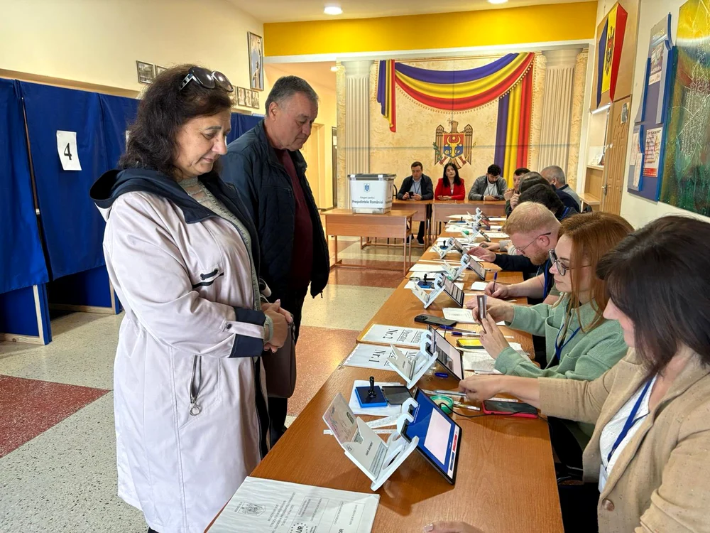 Peste 100.000 de români basarabeni au votat până la prânz. FOTO: Facebook