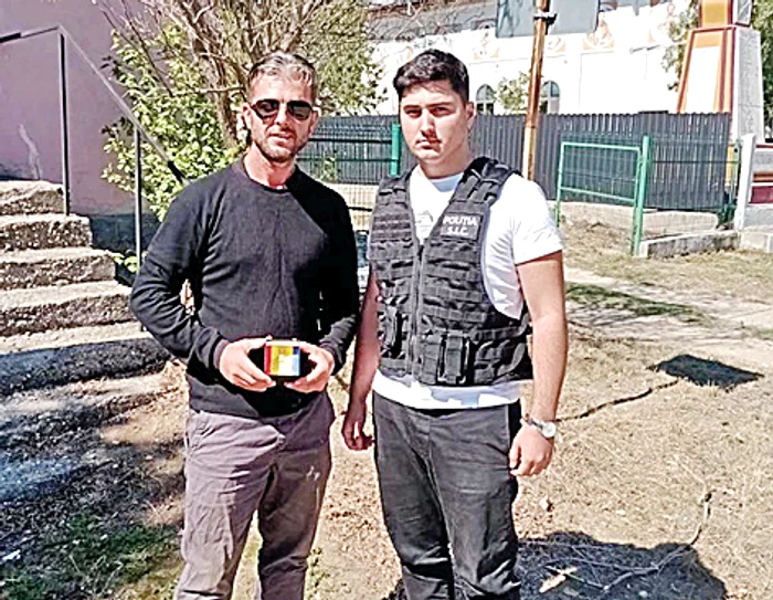 Tânărul de 37 de ani  a predat piesa autorităţilor