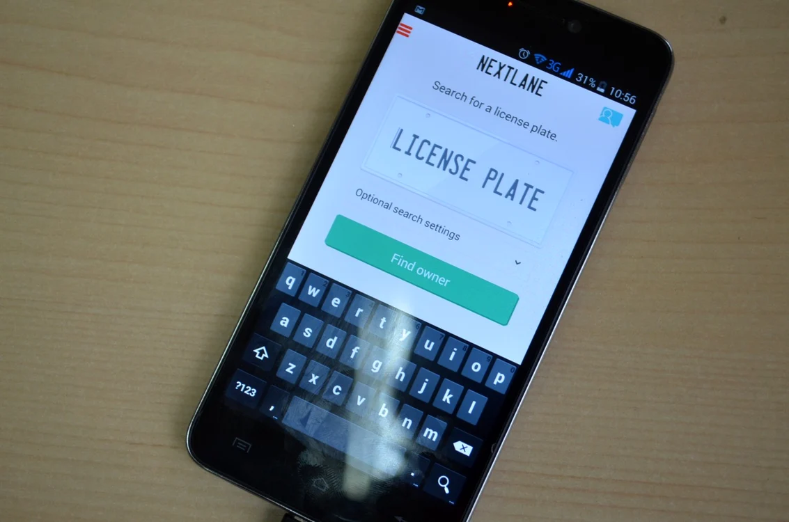 Next Lane conectează şoferii. E un fel de WhatsApp la volan