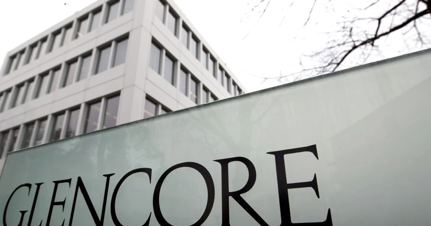 Intrare clădire banner inscripționat „Glencore”