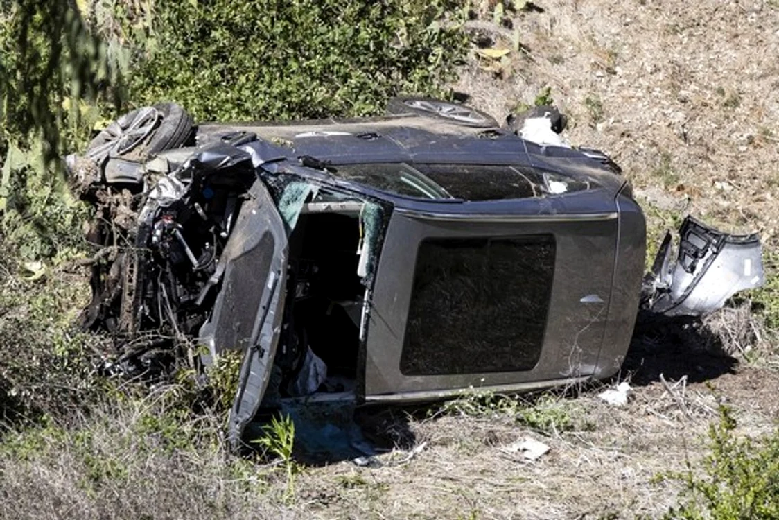 
    SUV-ul pe care l-a condus Tiger Woods a fost urcat pe platformă și dus la expertizăSursa foto: Getty Image  