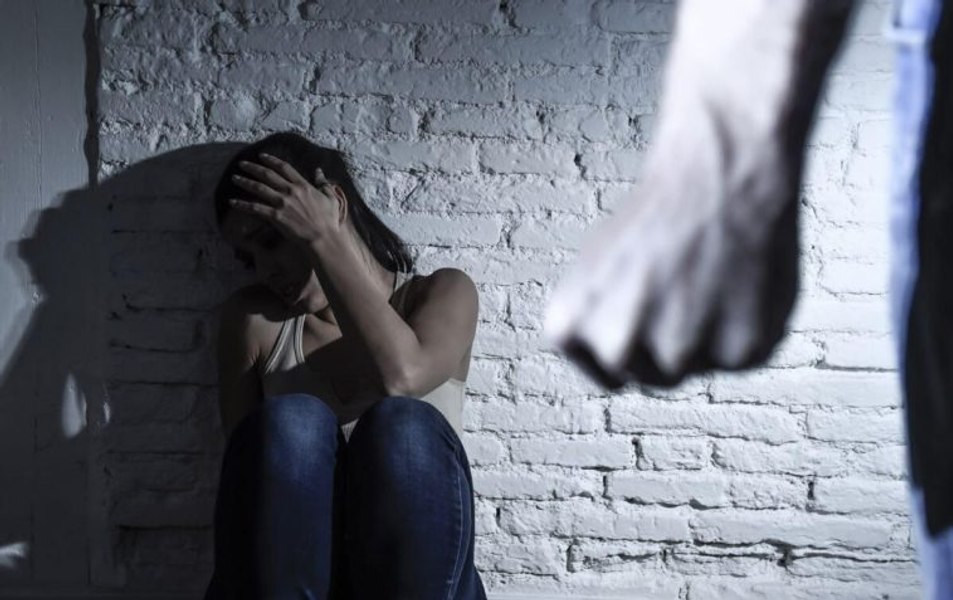 Motivul halucinant pentru care un bărbat și-a atacat soția, punându-i piciorul pe gât:  „Este a treia oară”