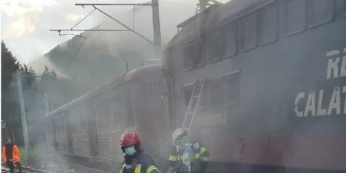 Pompierii intervin la un incendiu izbucnit la locomotiva