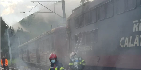 Pompierii intervin la un incendiu izbucnit la locomotiva
