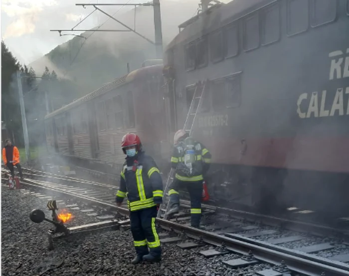 Incendiu la o locomotivă staţionată în gara Sinaia FOTO ISU