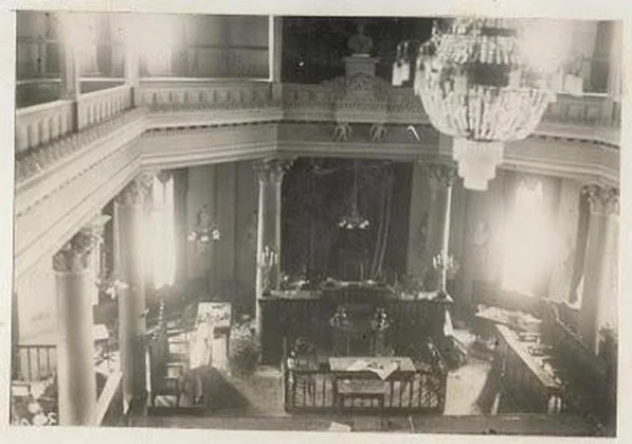 Sala Senatului, așa cum arăta imediat după explozia bombei puse de Max Goldstein, ce s-a soldat cu trei morți și trei răniți