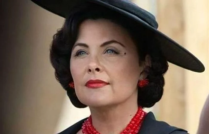 Sherilyn Fenn e mai în vârstă cu 25 de ani, dar la fel de elegantă şi frumoasă